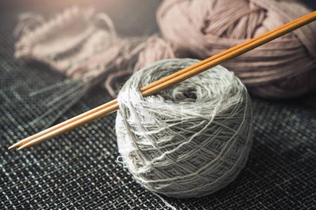 Téléchargez les photos : Gros plan de fils de laine et aiguilles à tricoter en bois. - en image libre de droit