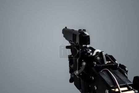 Foto de Vista en primera persona de la mano del robot real con pistola. Concepto de adquisición de IA y singularidad tecnológica. - Imagen libre de derechos