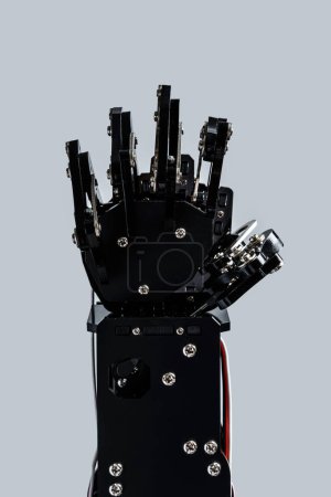 Foto de Puño robótico real. Concepto de singularidad tecnológica y huelga de IA. - Imagen libre de derechos