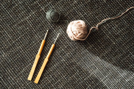 Foto de Primer plano de hilos de lana y ganchos de ganchillo para tejer. - Imagen libre de derechos