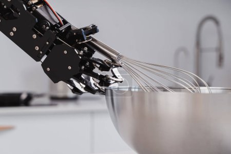 Foto de Mano robot real y batidor de acero inoxidable. Concepto de automatización robótica de procesos. - Imagen libre de derechos