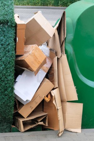 Téléchargez les photos : Pile de carton est le tri pour recyclé. Le carton et les vieux papiers sont collectés et emballés pour être recyclés en ville. Vue verticale. - en image libre de droit