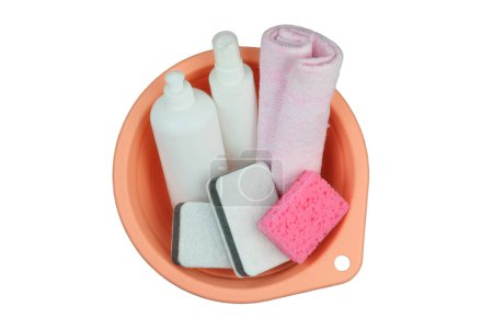 Foto de Concepto de limpieza. Frascos de detergente con paños para el servicio de limpieza en un lavabo rosa aislado sobre fondo blanco. Vista superior. - Imagen libre de derechos