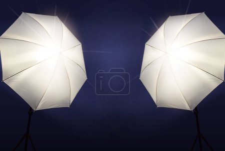 Téléchargez les photos : Deux lumières photostudio avec tache vierge - en image libre de droit