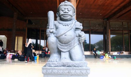 Téléchargez les photos : Jakarta, Indonésie - 10 février 2024 : Statue de Gupala ou Dwarapala à Taman Mini Indonesia Indah. - en image libre de droit