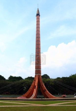 Téléchargez les photos : Jakarta, Indonésie - 10 février 2024 : Tugu Api Pancasila at Taman Mini Indonesia Indah. Ce monument a cinq grands piliers en forme de keris, l'arme traditionnelle javanaise. - en image libre de droit