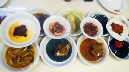  verschiedene Menüs des Padang Restaurants, indonesisches Essen. 