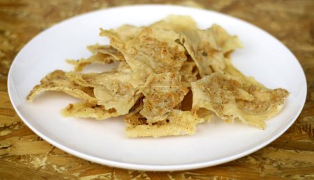 Peyek ebi ou craquelins de crevettes. Snack croustillant et délicieux d'Indonésie.