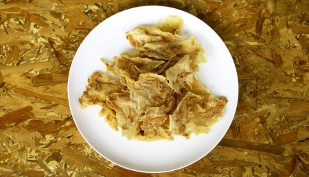 Peyek ebi oder Garnelenknacker. Knuspriger und köstlicher Snack aus Indonesien.