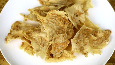 Peyek ebi oder Garnelenknacker. Knuspriger und köstlicher Snack aus Indonesien.
