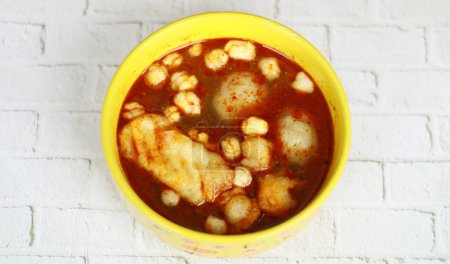 Baso Aci con salsa picante. Baso aci está hecho de harina de tapioca mezclada con condimento y se sirve con tofu, pilus, lima y bakso frito o albóndigas. Comida callejera de Indonesia.