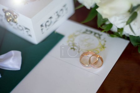Photo for Wedding rings and shoes on the background of a bouquet before the ceremony of the bride and groom. idea for event agencies - Royalty Free Image
