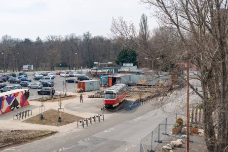 Foto de BRATISLAVA, ESLOVACIA - 20 de marzo de 2022. Tranvía Tatra T3SUCS # 7807 cabalgando en las calles de Bratislava. - Imagen libre de derechos