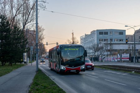 Téléchargez les photos : BRATISLAVA, SLOVAQUIE - 25 mars 2022. Autobus électrique SOR NS 12 électrique # 3007 circulant avec des passagers dans les rues de Bratislava. - en image libre de droit