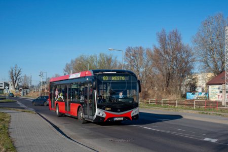 Téléchargez les photos : BRATISLAVA, SLOVAQUIE - 27 mars 2022. Autobus électrique SOR NS 12 Electric # 3001 circulant avec des passagers dans les rues de Bratislava. - en image libre de droit