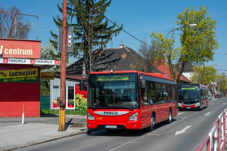 Téléchargez les photos : BRATISLAVA, SLOVAQUIE - 13 avril 2022. Bus Iveco Urbanway 10,5M # 2410 et bus électrique SOR NS 12 Electric # 3013 circulant avec des passagers dans les rues de Bratislava. - en image libre de droit