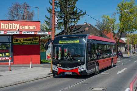Téléchargez les photos : BRATISLAVA, SLOVAQUIE - 13 avril 2022. Autobus électrique SOR NS 12 électrique # 3013 circulant avec des passagers dans les rues de Bratislava. - en image libre de droit