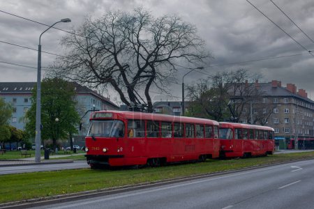 Foto de BRATISLAVA, SLOVAKIA - Aprile 20, 2022. Trams Tatra T3G #7843 and 7844 riding with passengers in the streets of Bratislava. - Imagen libre de derechos