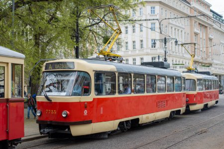 Foto de BRATISLAVA, SLOVAKIA - April 24, 2022. Trams Tatra T3M #7733 and 7734 riding with passengers in the streets of Bratislava. - Imagen libre de derechos
