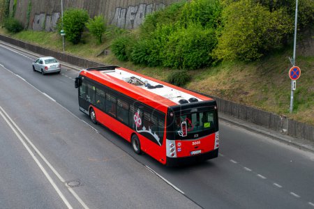 Téléchargez les photos : BRATISLAVA, SLOVAKIA - April 24, 2022. Electric bus SOR NS 12 Electric #3008 riding with passengers in the streets of Bratislava. - en image libre de droit