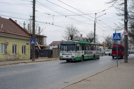 Foto de CHERNIVTSI, UCRANIA - 20 de marzo de 2023. Trolebús Skoda 14Tr # 362 (ex. Ostrava # 3249) paseando con los pasajeros en las calles de Chernivtsi. - Imagen libre de derechos