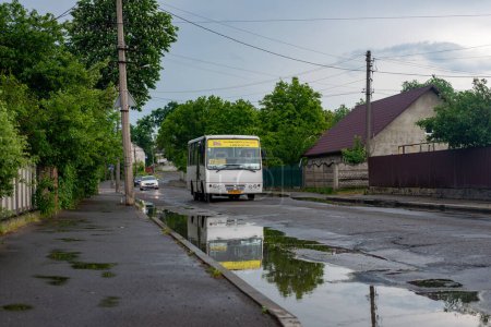 Téléchargez les photos : CHERNIVTSI, UKRAINE - 25 mai 2023. Bus KhAZ-3250 à cheval avec des passagers dans les rues de Tchernivtsi. - en image libre de droit