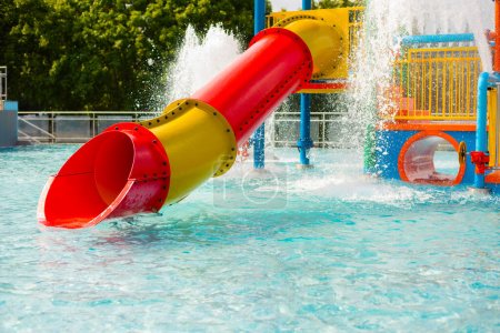 Téléchargez les photos : Aire de jeux pour enfants divertissante dans la piscine du parc aquatique - en image libre de droit