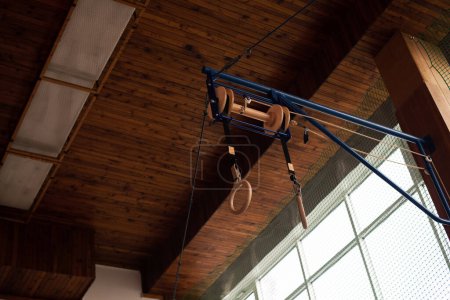 Téléchargez les photos : Anneaux de gymnastique dans une grande salle de gym suspendus au plafond - en image libre de droit