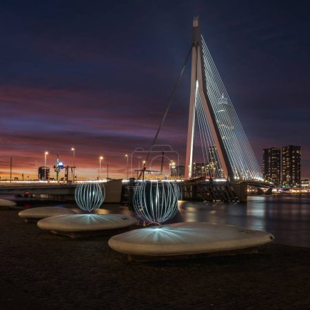 Foto de Pintura ligera en Rotterdam Holanda Erasmusbridge de noche - Imagen libre de derechos