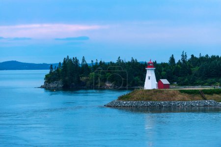 Foto de Vista de Mulholland Point Light en la isla de Campobello desde el puente entre Canadá y Estados Unidos - Imagen libre de derechos