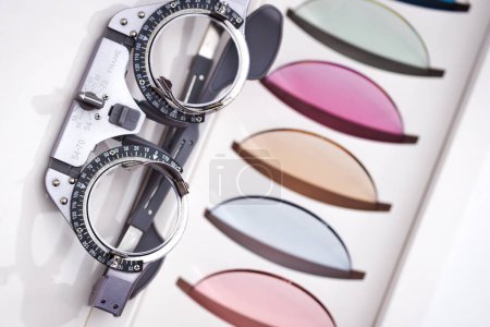 Augentestrahmen für Optiker mit vielen verschiedenen farbigen Versuchslinsen zum Augenschutz