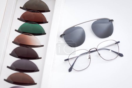 Brillengestell in der Nähe vieler farbiger Brillengläser zum Schutz vor Sonneneinstrahlung