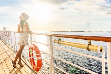 Luxus-Kreuzfahrtschiff reisen elegante Touristin beobachtet Sonnenuntergang auf dem Balkondeck von Europa Mittelmeer Kreuzfahrtziel. Sommerurlaub Kreuzfahrtschiff segelt in den Urlaub.