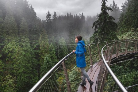 Kanada Herbstreiseziel in British Columbia. Asiatische Touristin zu Fuß in der berühmten Attraktion Capilano Suspension Bridge Park in North Vancouver, Kanada Urlaub für den Tourismus.