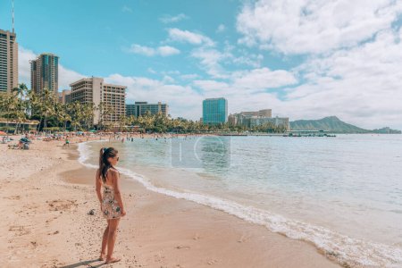 Plage Waikiki mode de vie Voyage. Femme touristique marchant à Honolulu, Hawaï pendant les vacances d'hiver. Destination vacances d'été.