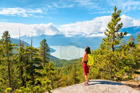 Senderismo mujer en el mirador en la naturaleza increíble paisaje montaña senderismo. Foto de estilo de vida al aire libre aspiracional de Squamish Stawamus Chief Hike, Columbia Británica, Canadá