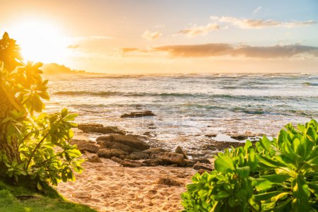 Hawaii playa paisaje al atardecer Oahu isla Aloha destino de viaje de verano.