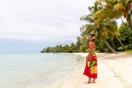 Französisch-Polynesien Tahiti Luxus Reise Strandurlauberin in Sarong auf der Insel, Französisch-Polynesien. Das Bild ist völlig unretuschiert, das Model hat kein Make-up. Authentisch echte Menschen. Rohes Image.