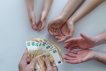 Téléchargez les photos : Main d'homme tenant des billets en euros. Concentration sélective - en image libre de droit