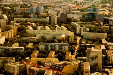 Berlin 1er juillet 2023 : vue de la tour de télévision à l'ancien bloc socialiste d'appartements arrière-plan image complète couverte. Nuances jaune et marron.