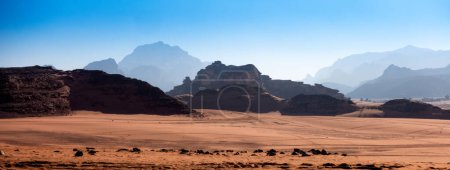 Photo pour Panorama paysage du désert de Wadi Rum, Joradn - image libre de droit