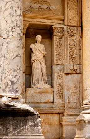 Foto de Estatua de Sofía en la fachada de la biblioteca romana de Éfeso, Turquía - Imagen libre de derechos