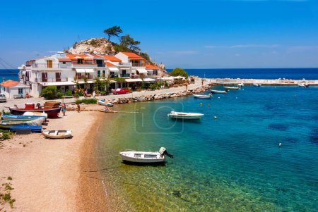 Téléchargez les photos : Port et plage de Kokkari, île de Samos, Grèce - en image libre de droit
