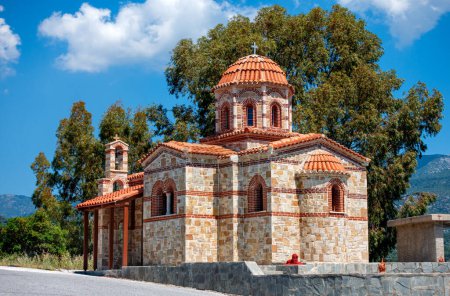 Téléchargez les photos : Monastère orthodoxe de Megali Panagia dans l'île de Samos, Grèce - en image libre de droit