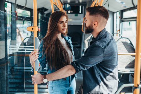 Glückliches schönes verliebtes Paar schaut einander im Bus an