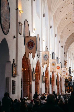 Foto de Gdansk, Polonia 4.4.2023 Katedra Oliwska es una magnífica catedral gótica ubicada en Gdansk, Polonia, conocida por su intrincada arquitectura y su rico patrimonio espiritual. Foto de alta calidad - Imagen libre de derechos