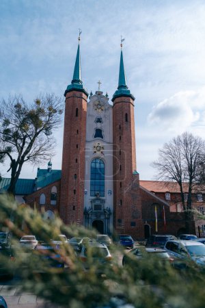 Foto de Gdansk, Polonia 4.4.2023 Katedra Oliwska es una magnífica catedral gótica ubicada en Gdansk, Polonia, conocida por su intrincada arquitectura y su rico patrimonio espiritual. Foto de alta calidad - Imagen libre de derechos