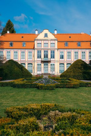 Foto de Park Oliwski es un oasis tranquilo en Gdansk, Polonia, que combina jardines históricos, encantadores estanques y senderos serenos para disfrutar del placer. Foto de alta calidad - Imagen libre de derechos