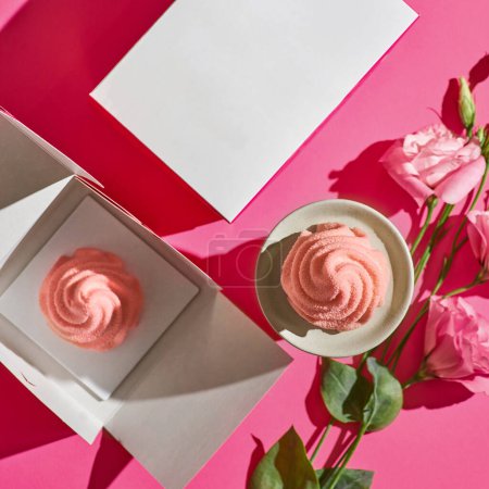 Téléchargez les photos : Mini gâteau mousse baie, velours rose sur fond rose. Dessert de pâtisseries européennes modernes. Menu restaurant, boulangerie ou concept de recette. espace de copie - en image libre de droit