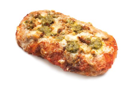 Frisch gebackene Focaccia oder Pizza mit Gorgonzola auf weißem Hintergrund. Selektiver Fokus.